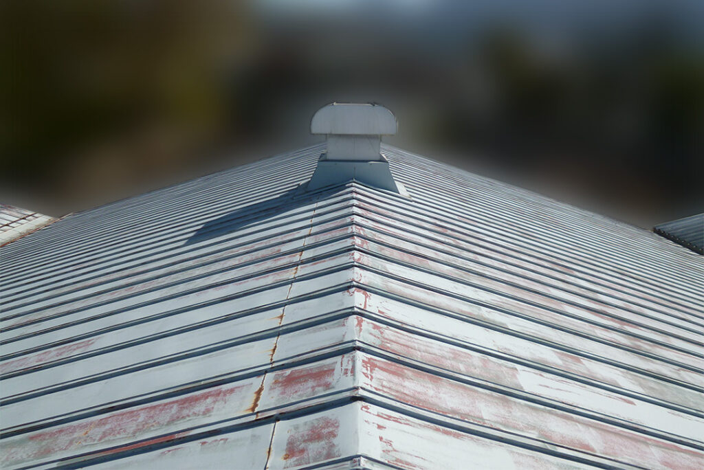 経年劣化した瓦棒屋根。表面にサビや色あせが広がり、防水性や美観が損なわれている